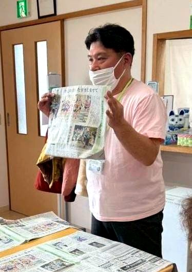 新聞ばっぐ作りの活動風景