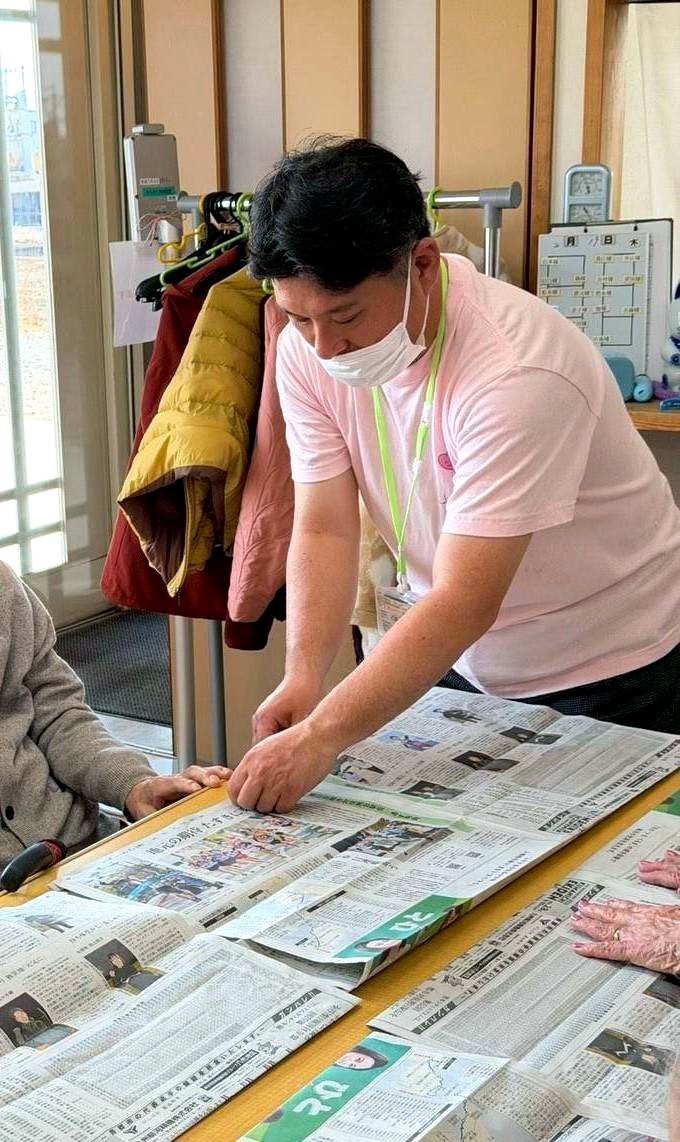 新聞ばっぐ作りの活動風景