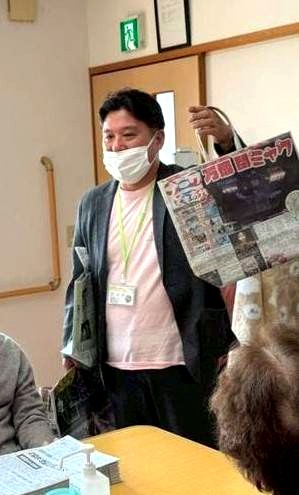 新聞ばっぐ作りの活動風景
